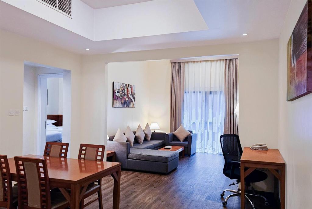 Ruang duduk di Ramada Hotel & Suites by Wyndham Ajman