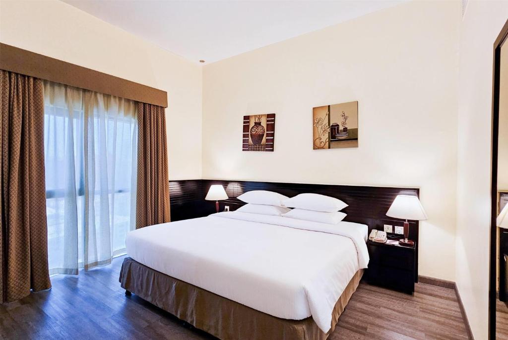 Katil atau katil-katil dalam bilik di Ramada Hotel & Suites by Wyndham Ajman