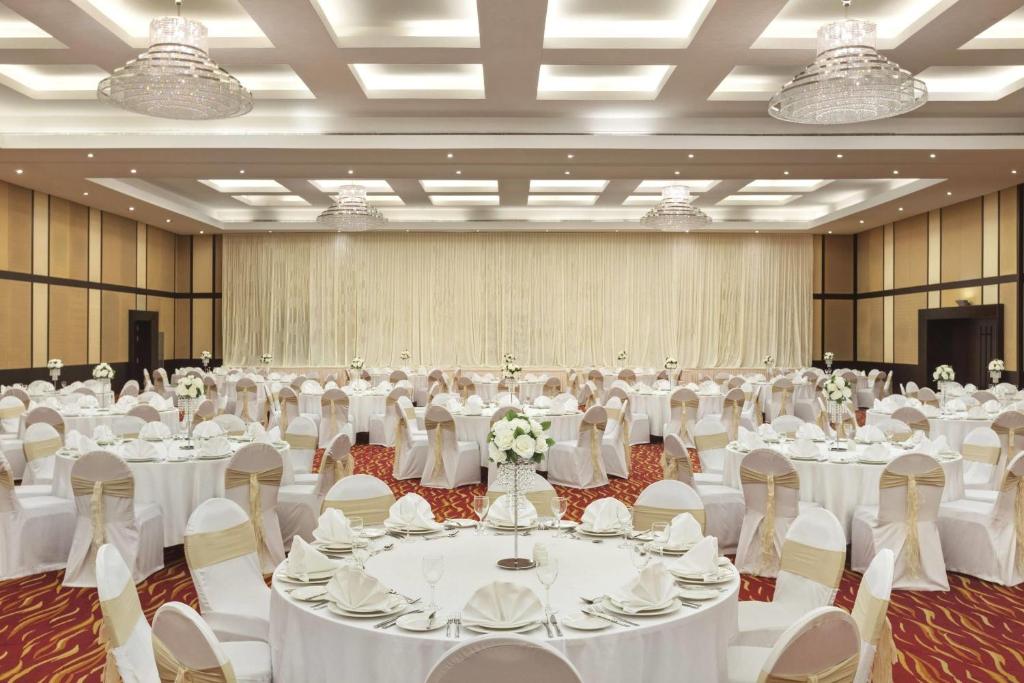 Restoran atau tempat lain untuk makan di Ramada Hotel & Suites by Wyndham Ajman