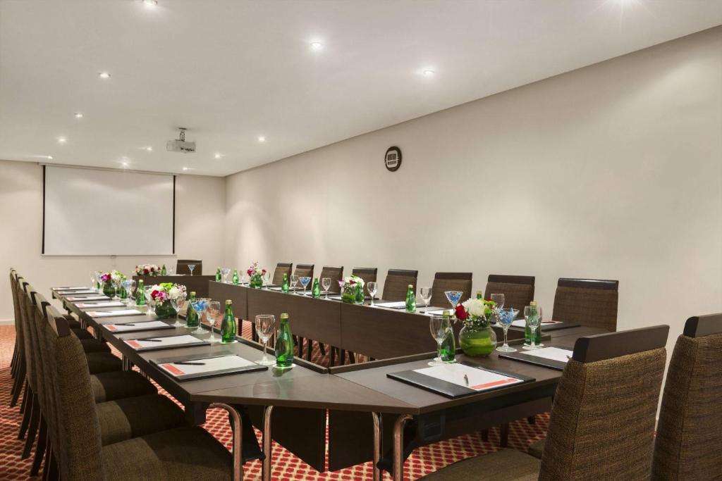 Kawasan bisnes dan/atau bilik persidangan di Ramada Hotel & Suites by Wyndham Ajman