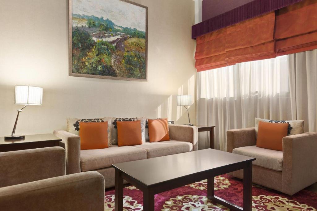 Ruang duduk di Ramada Hotel & Suites by Wyndham Ajman