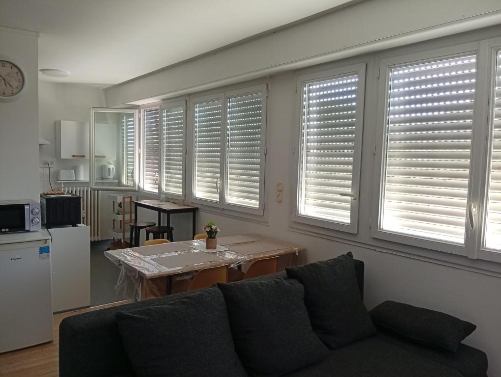 Köök või kööginurk majutusasutuses Coucher de soleil, gros matelas, parking, 2 lits, lave-linge, wifi, netflix