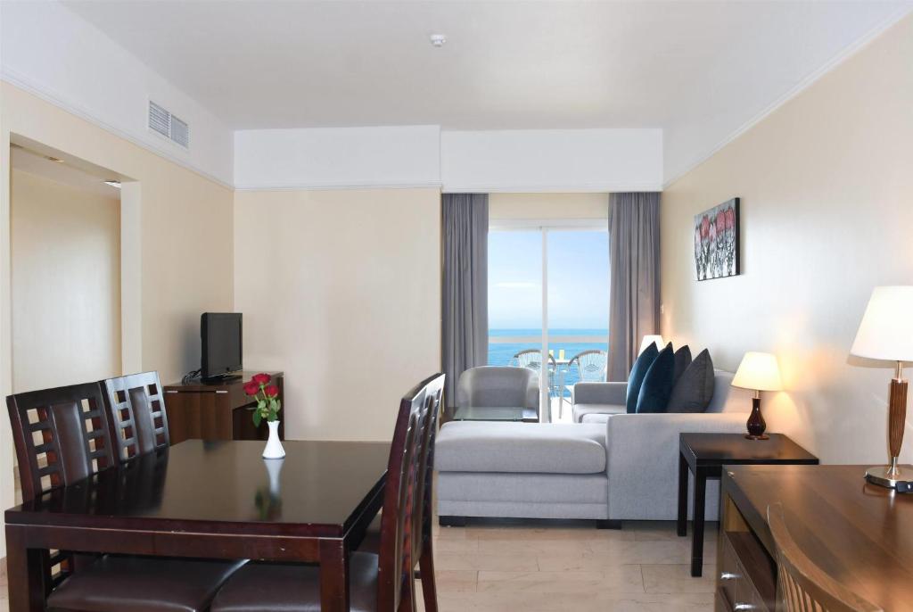 Ruang duduk di Ramada by Wyndham Beach Hotel Ajman