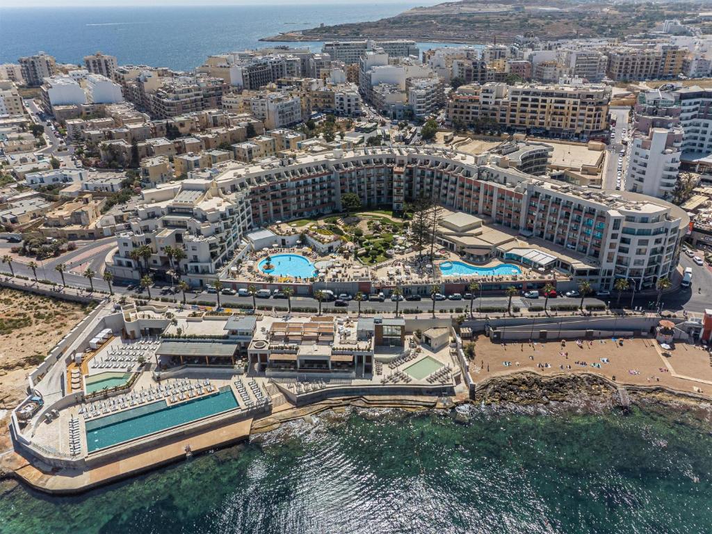 Bazén v ubytování DoubleTree by Hilton Malta nebo v jeho okolí