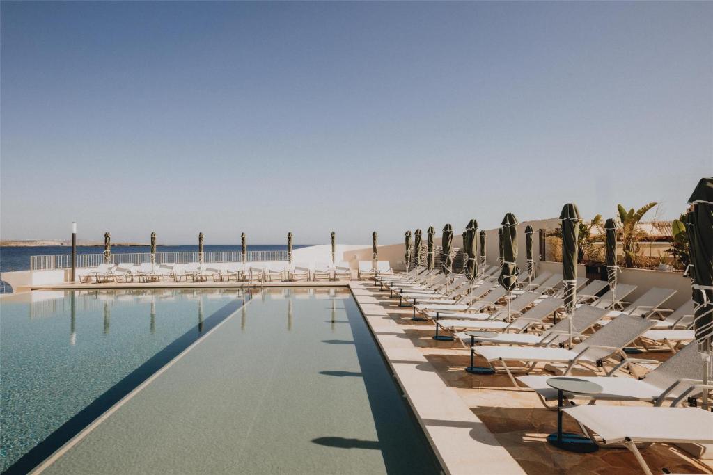 Bazén v ubytování DoubleTree by Hilton Malta nebo v jeho okolí
