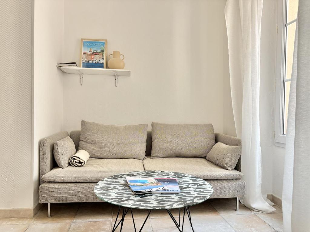 un salon avec un canapé et une table dans l'établissement Cannes 2 Bedroom Apartment - 19JDR2, à Cannes