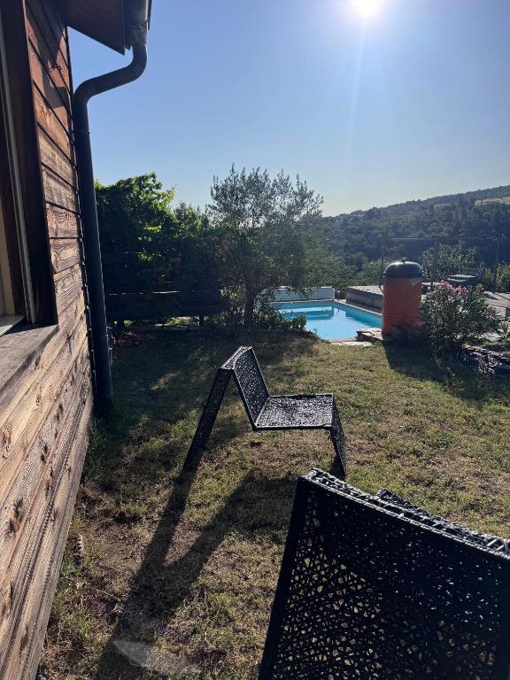 - une vue sur la piscine depuis l'arrière-cour d'une maison dans l'établissement Le Montagnon, à Lupé