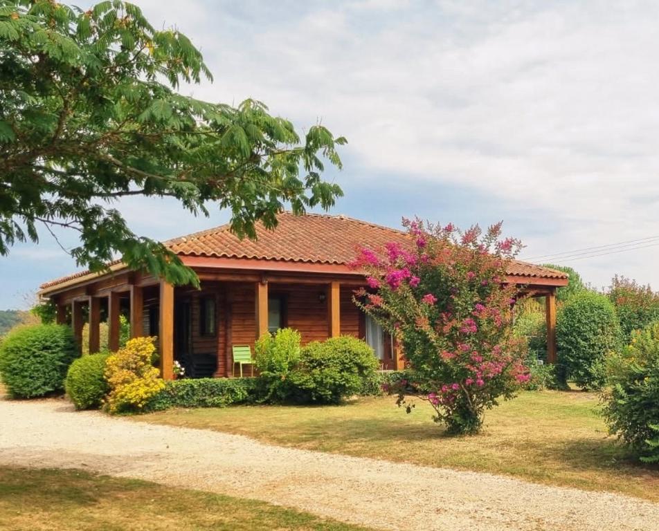 Κήπος έξω από το Le Chalet de la Dordogne climatisé