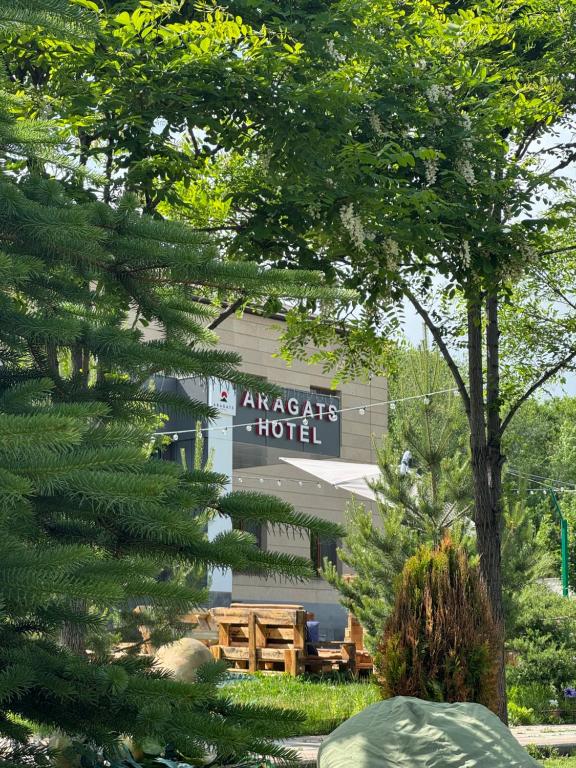 AragatsAragats Hotel的树后有一家美国酒店的标志
