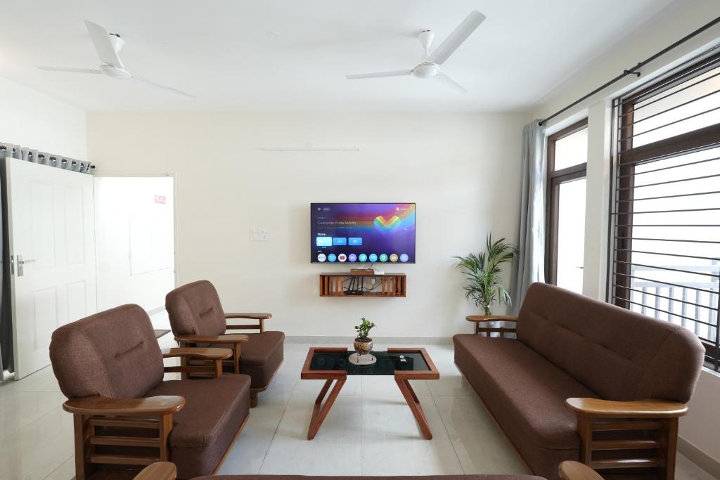 Una televisión o centro de entretenimiento en Indigo Breeze