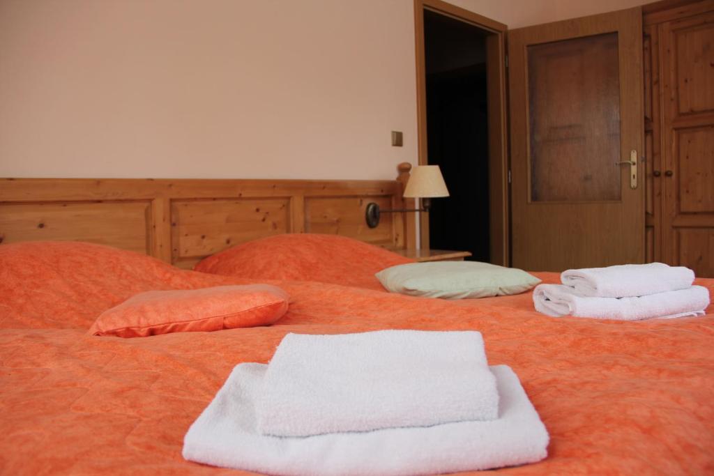 Postel nebo postele na pokoji v ubytování Wellness hotel Harrachovka