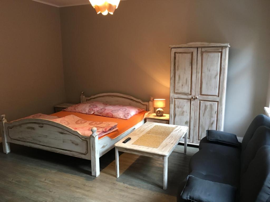 una camera con letto, cassettiera e sedia di Kawalerka Fredry 3/12 a Poznań