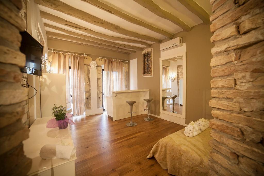 Oisife Apartments - Luxe Studio