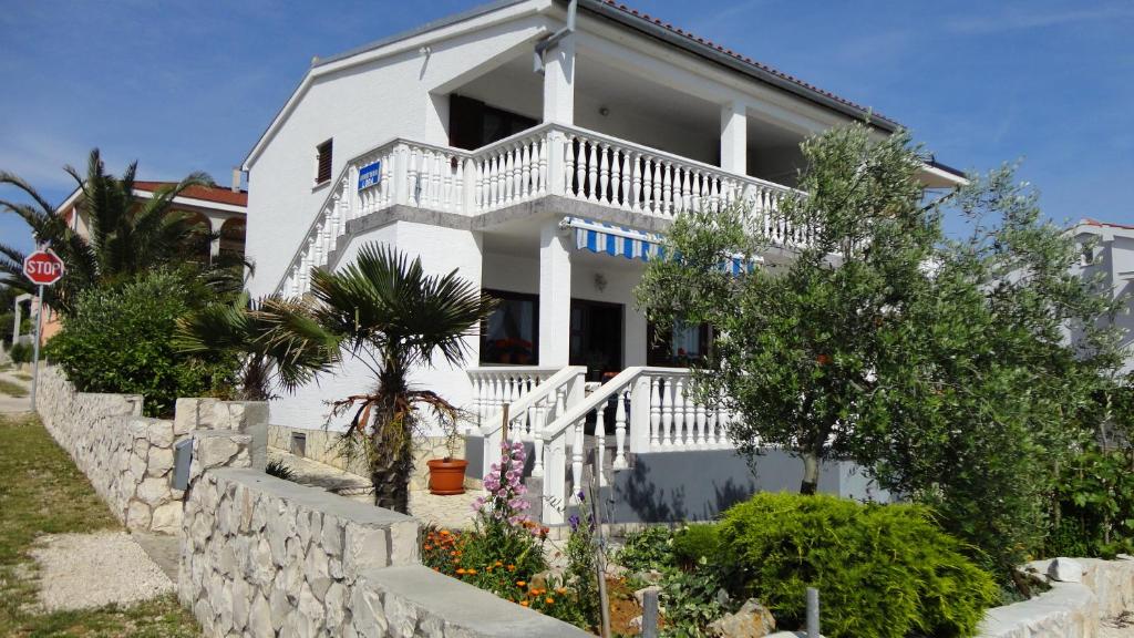 Το κτήριο όπου στεγάζεται  το διαμέρισμα