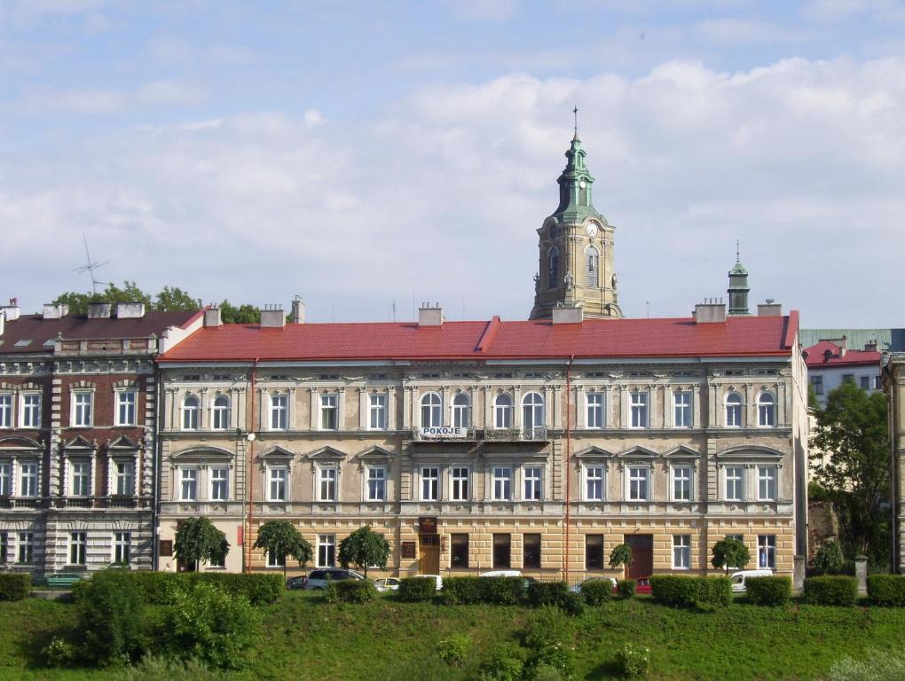 un gran edificio con una torre encima en Pokoje Gościnne, en Przemyśl