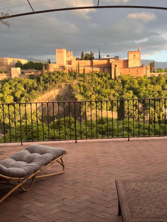 La Casa JuanRanas في غرناطة: مقعد في فناء يطل على المدينة