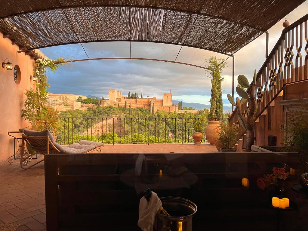 una vista di un castello da un patio di La Casa JuanRanas a Granada