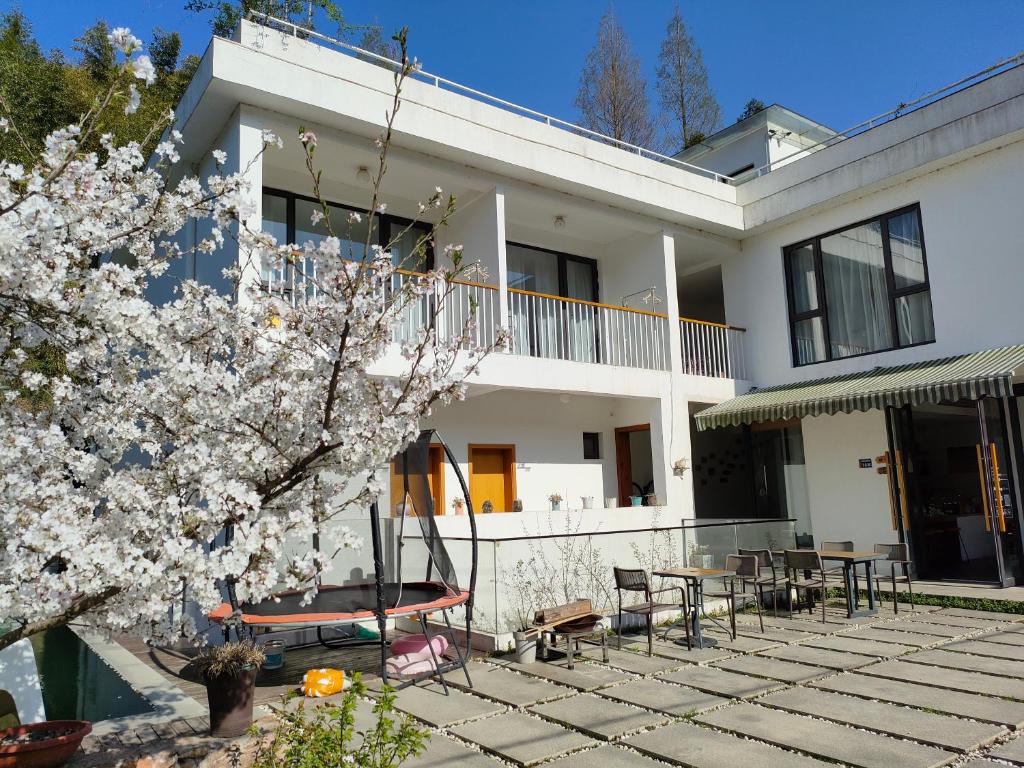 Balkón nebo terasa v ubytování Moganshan Naicang Boutique Hotel