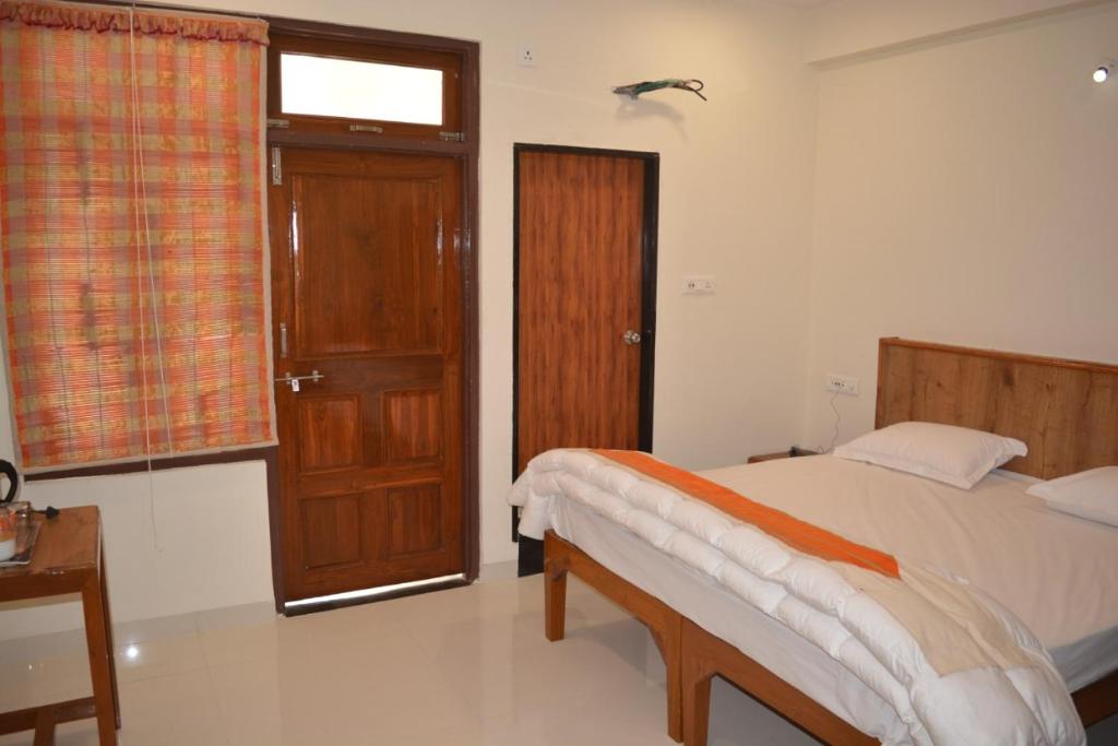 Postel nebo postele na pokoji v ubytování Aamantran At Fort Maheshwar