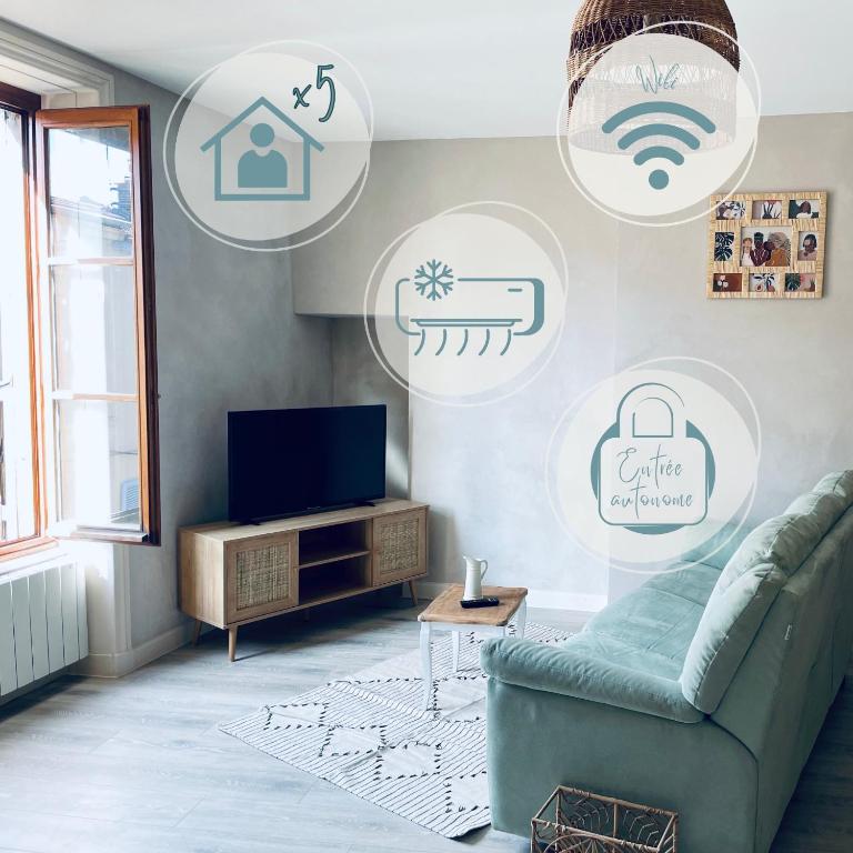 TV a/nebo společenská místnost v ubytování Appartement centre de Charlieu