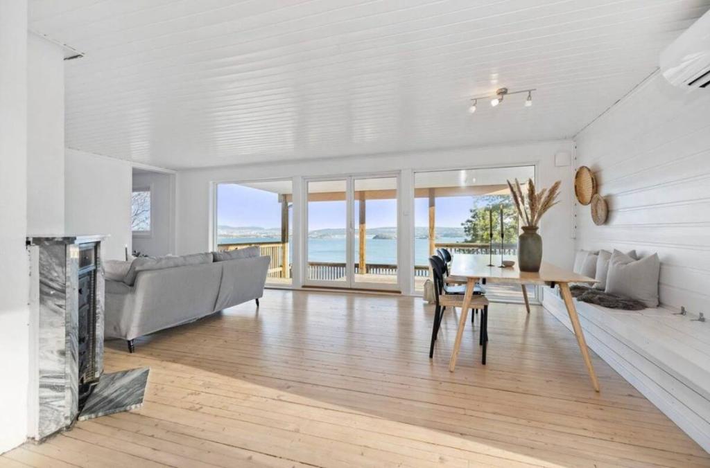 una sala de estar con una mesa y un sofá en Cherfull 2 bedrooms, en Oksval