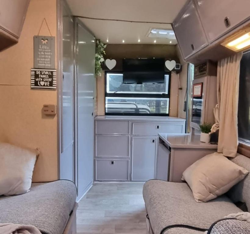 Kuchyň nebo kuchyňský kout v ubytování Vintage Camper Hire