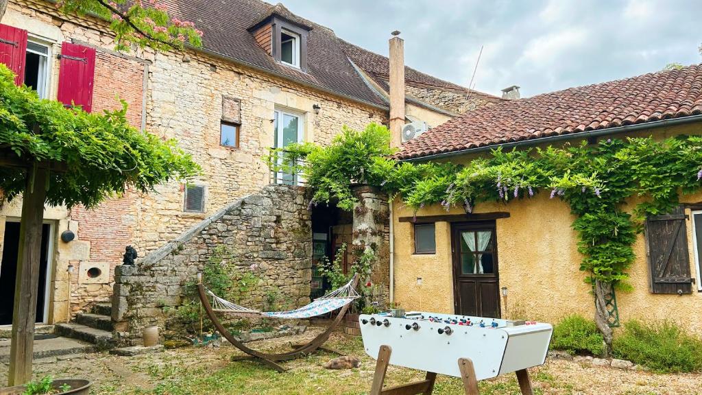 - une table de ping-pong devant une maison dans l'établissement La Closerie des Arts, à Gabillou