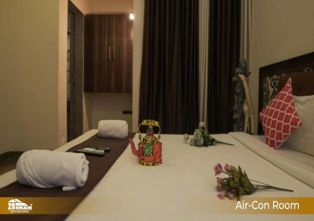 Postel nebo postele na pokoji v ubytování Suite Rooms at Mandwa