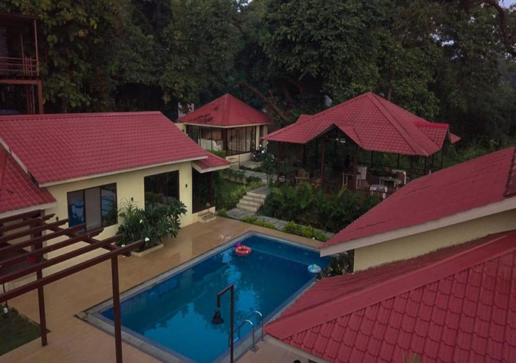 Bazén v ubytování Suite Rooms at Mandwa nebo v jeho okolí