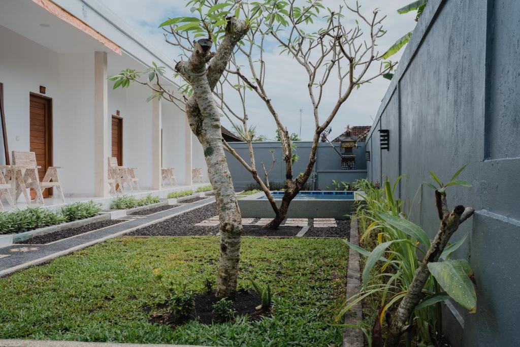 Κήπος έξω από το Radika Guest House Jimbaran