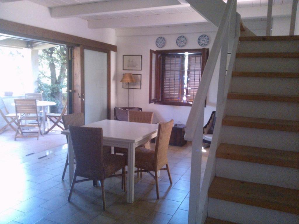 GiannellaにあるCasa bouganvilleのダイニングルーム(テーブル、椅子、階段付)