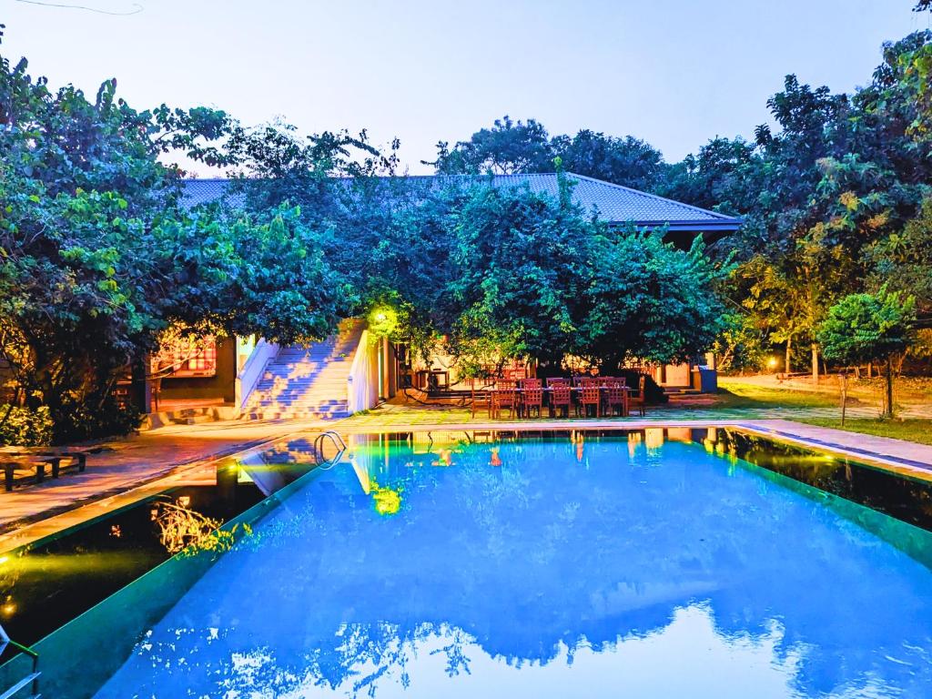 Bazén v ubytování Pinthaliya Resort nebo v jeho okolí