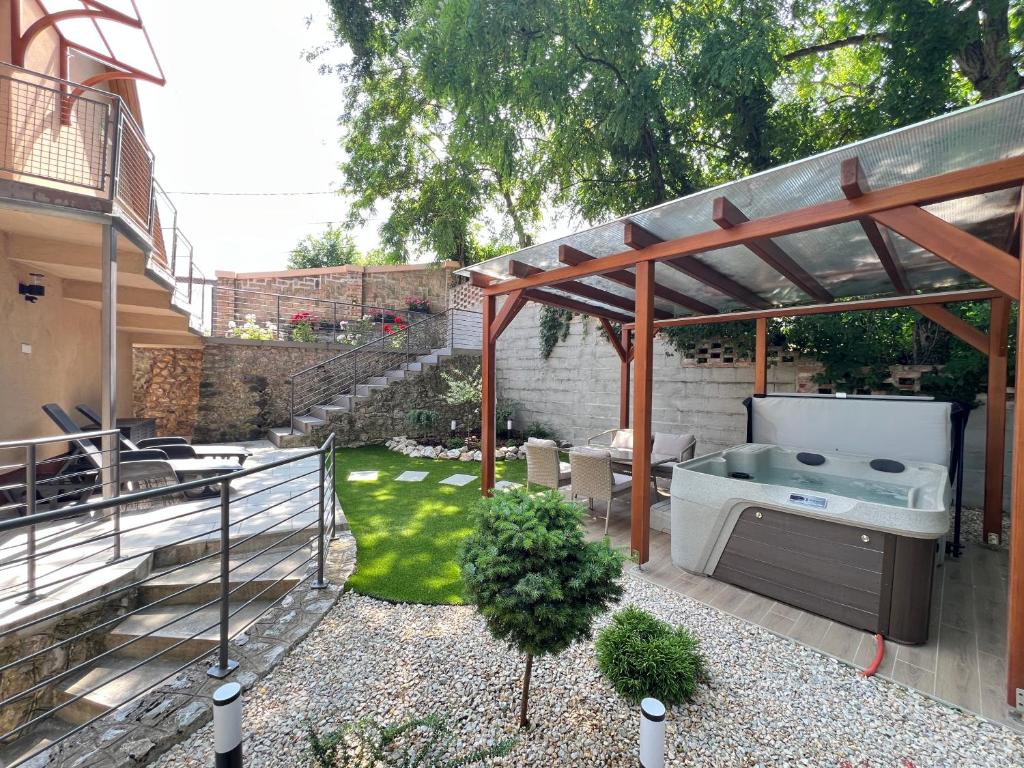 O grădină în afara VIP Home vendégház Miskolctapolca