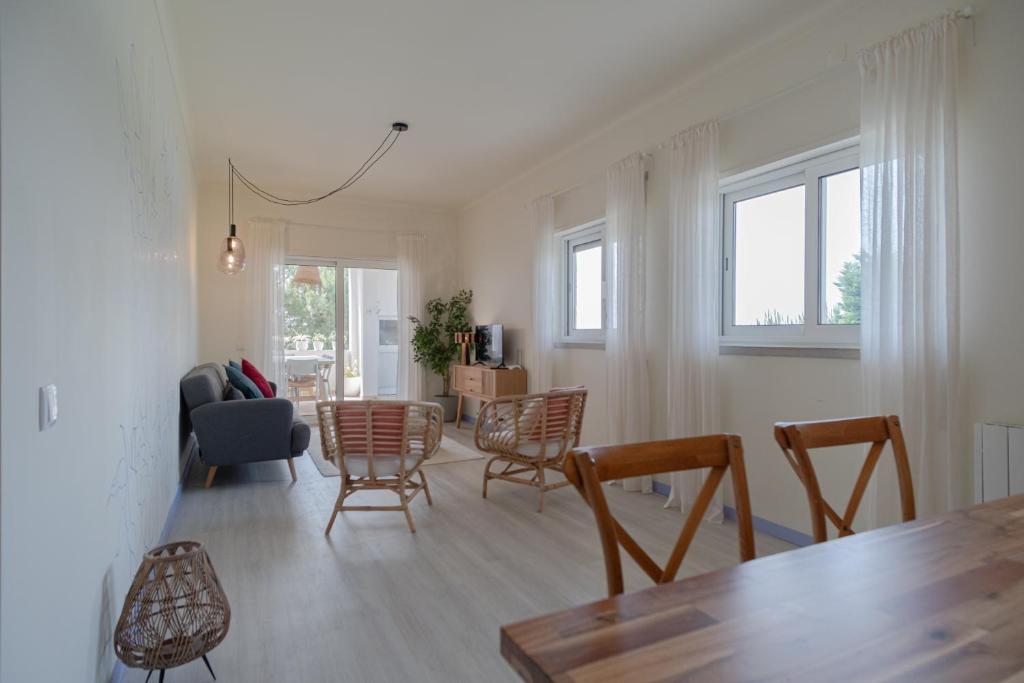 una sala de estar con sillas y una mesa en Feel Nazaré - Ocean Villa, en Nazaré