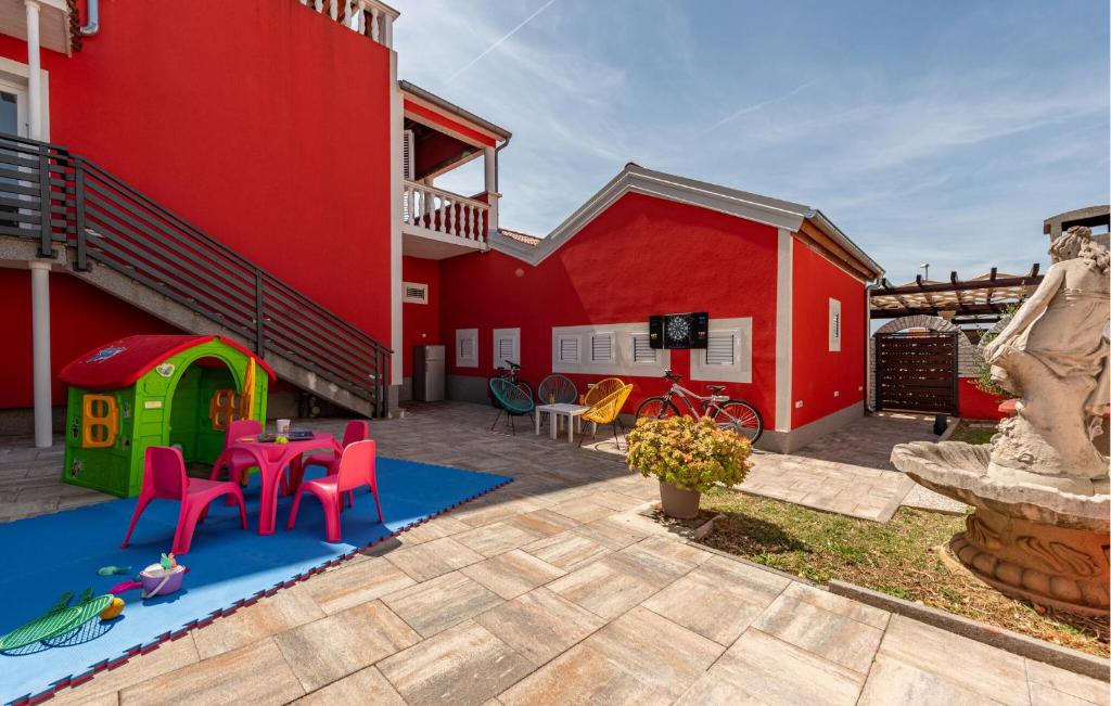 Plac zabaw dla dzieci w obiekcie Beautiful Home In Turanj