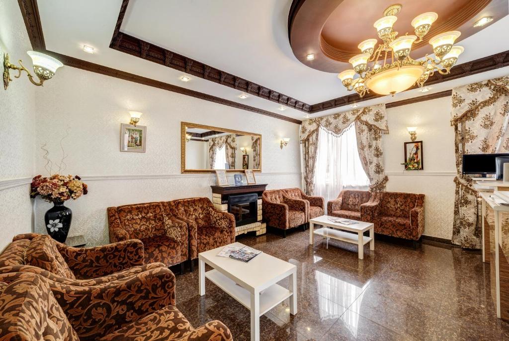 sala de estar con sofás y mesa en Hotel Gold, en Volgograd