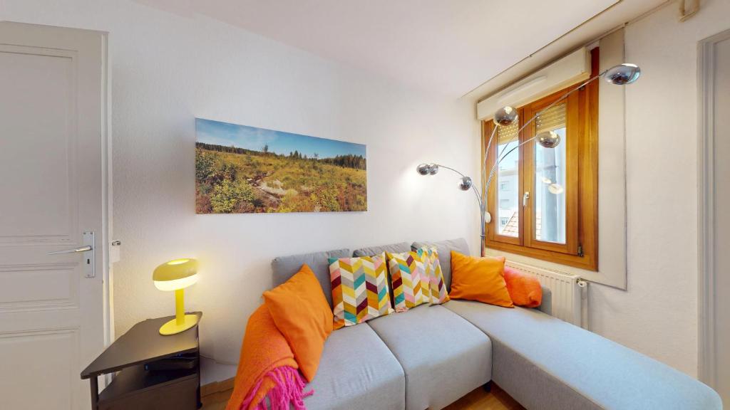 un salon avec un canapé et une fenêtre dans l'établissement Les Cordonniers, à Colmar