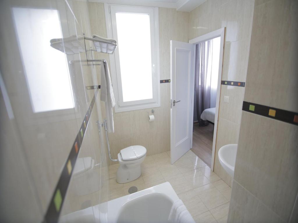 A bathroom at Hotel Alda Estación Vigo