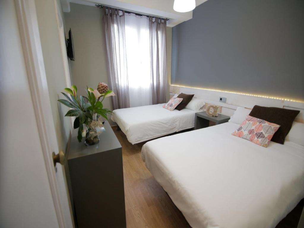 A bed or beds in a room at Hotel Alda Estación Vigo