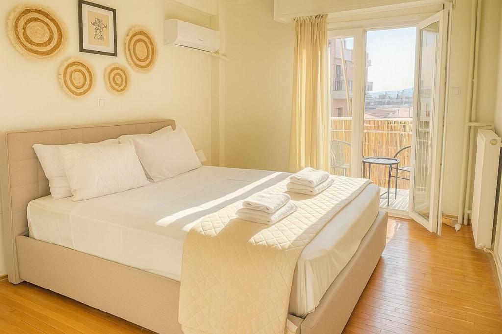 At Polyla 3BR Apartment 10m Walk to Metro
