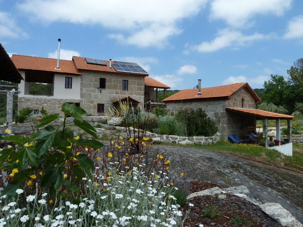 una casa con paneles solares en el techo en Quinta do Cobral, en Oliveira do Hospital