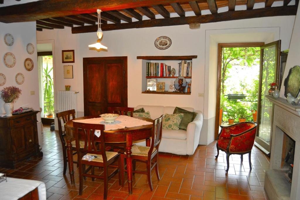 A seating area at Casa dell'Ermanna