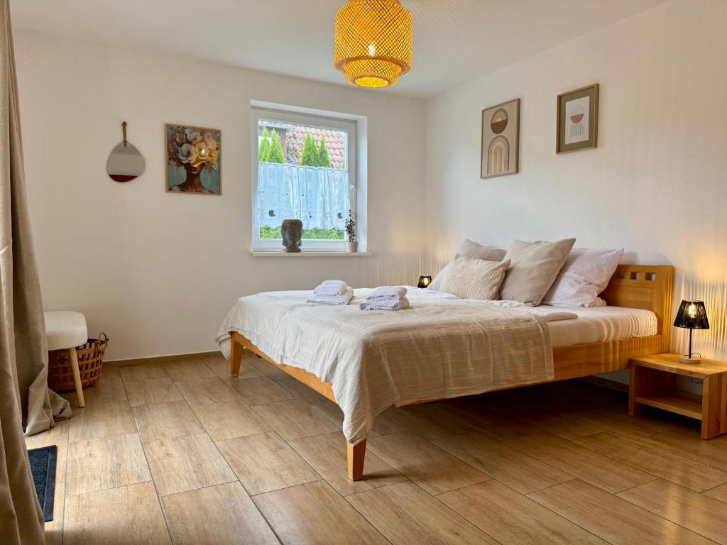 Postel nebo postele na pokoji v ubytování ZK Living Ferienwohnung EG