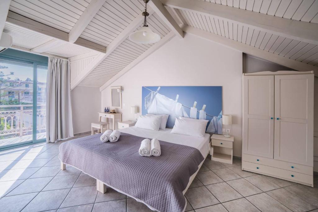 Postel nebo postele na pokoji v ubytování Pierros Hotel