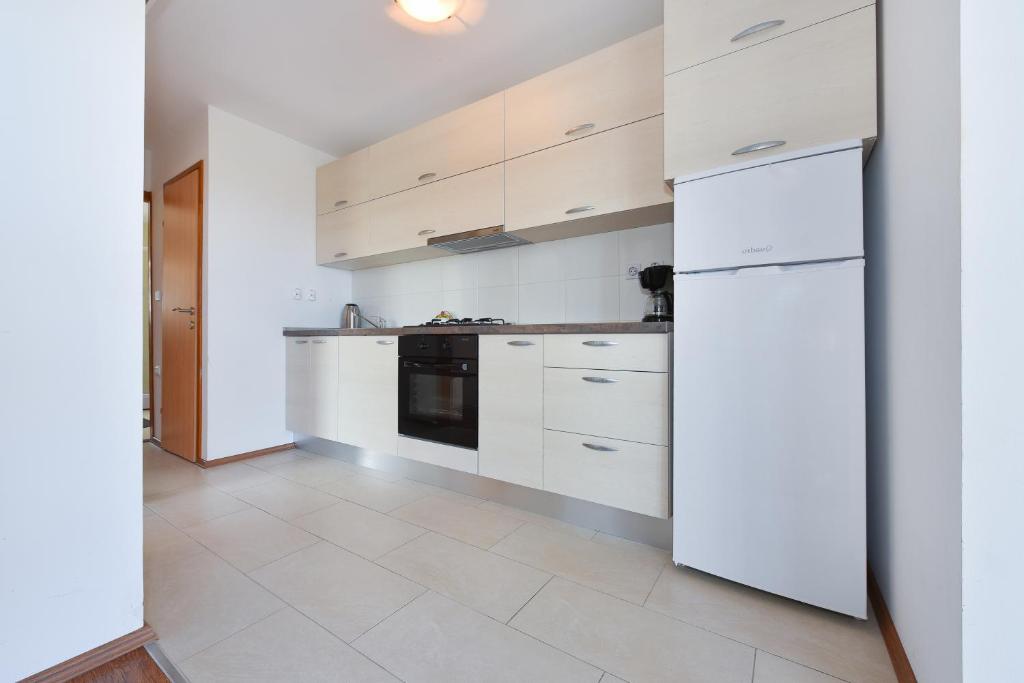 Kuchyň nebo kuchyňský kout v ubytování XXL Vila Lavanda for 16 person