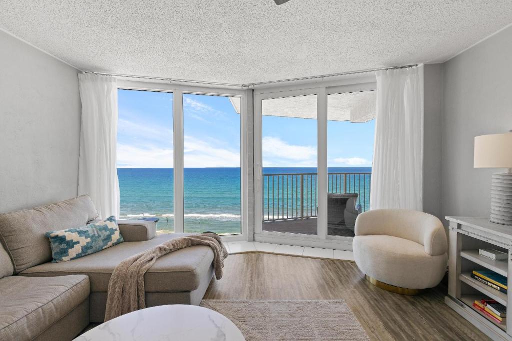 een woonkamer met uitzicht op de oceaan bij The Shores Club 1105 in Daytona Beach