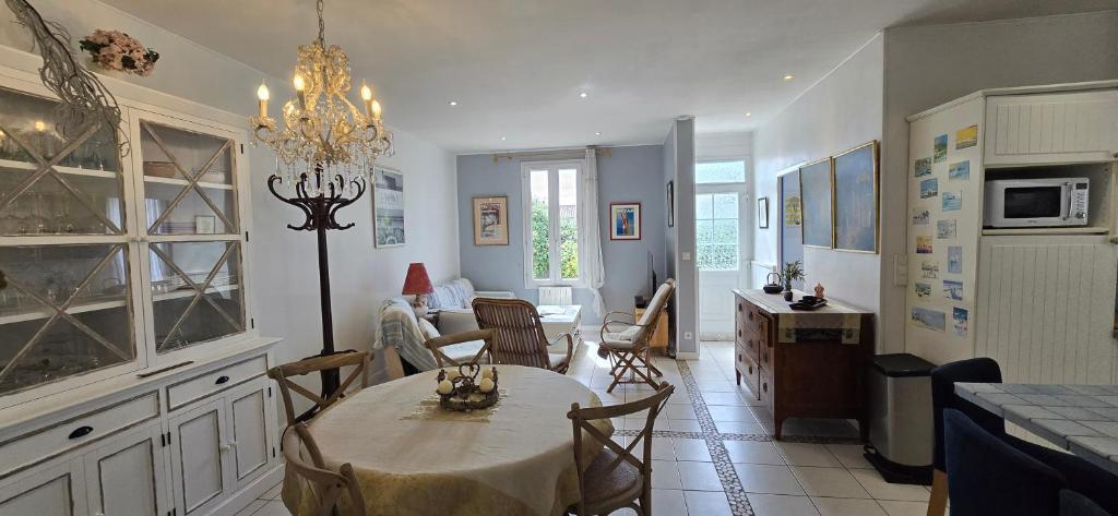 une cuisine et une salle à manger avec une table et des chaises dans l'établissement 