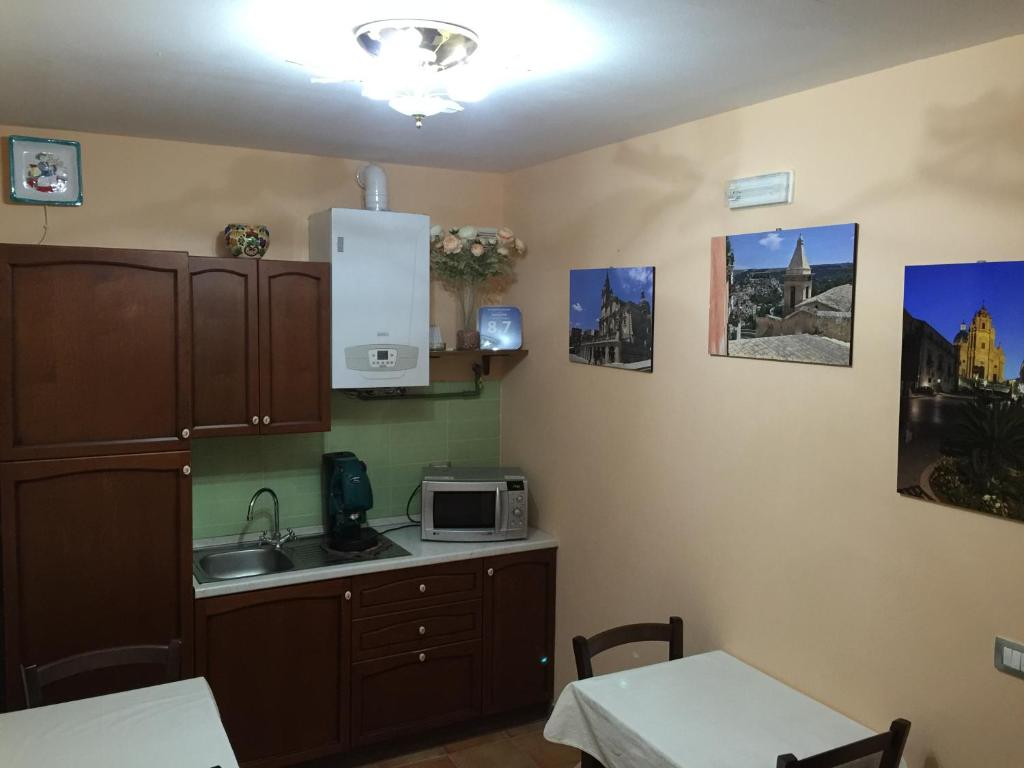 Kuchyň nebo kuchyňský kout v ubytování Bed & Breakfast Hostel H24