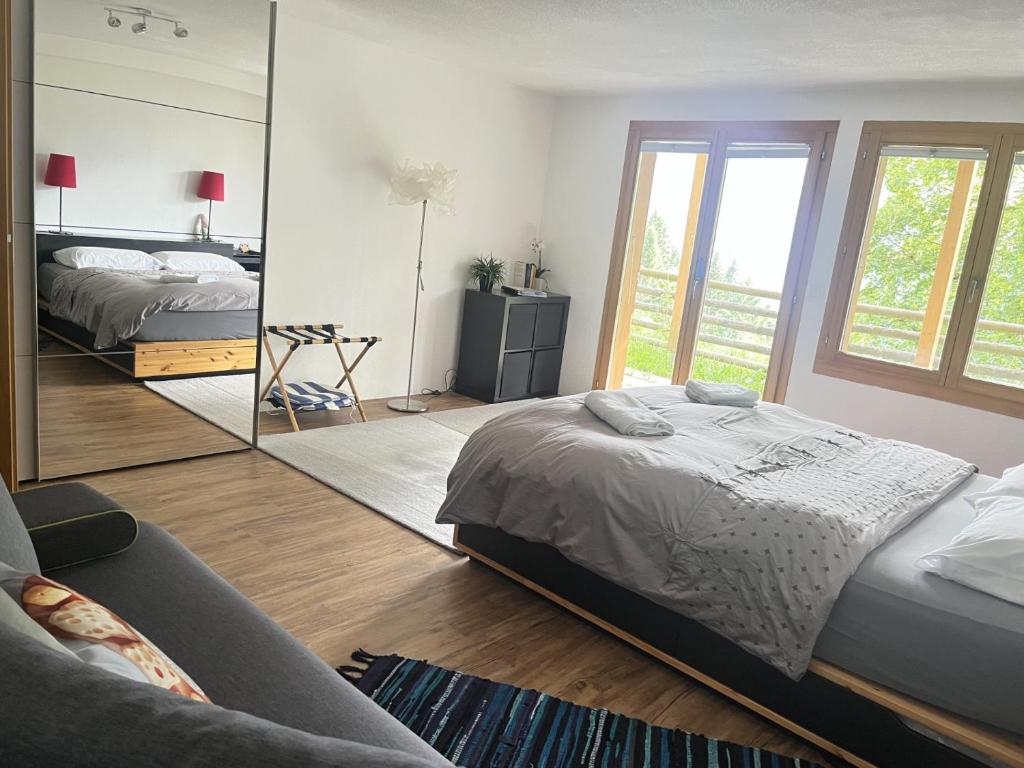 Ένα ή περισσότερα κρεβάτια σε δωμάτιο στο Bed & Breakfast in car-free Wengen - Hop in Nest BnB