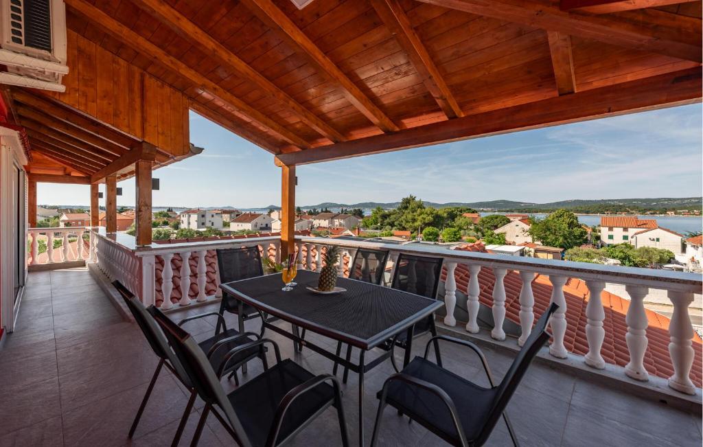 taras ze stołem i krzesłami na balkonie w obiekcie Beautiful Home In Turanj w mieście Turanj